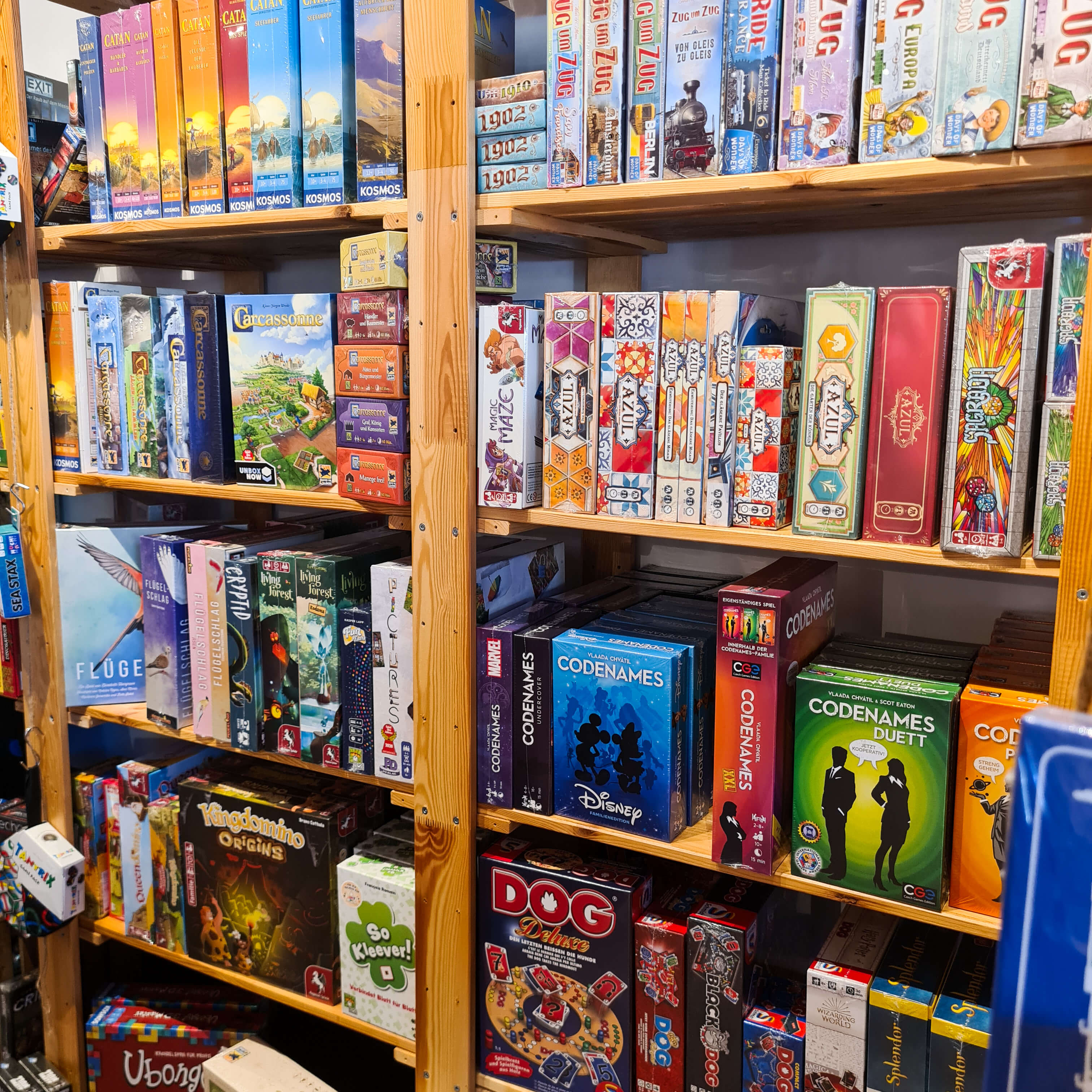 Blick auf die Regale mit Familienspielen und "Spiel des Jahres"-Titeln in dem Spieleladen Spielbasis Ruhr